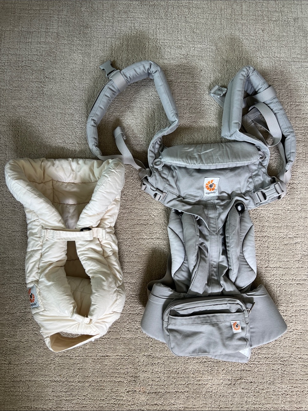 Ergobaby Omni 360 with newborn insert in Light Gray and Cream